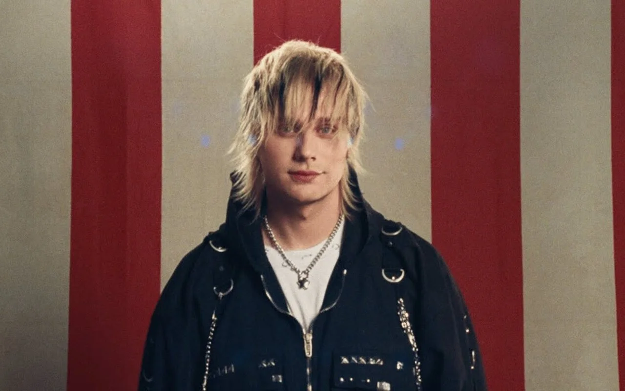 邁克爾·克利福德（Michael Clifford）5秒鐘的夏季首次亮相