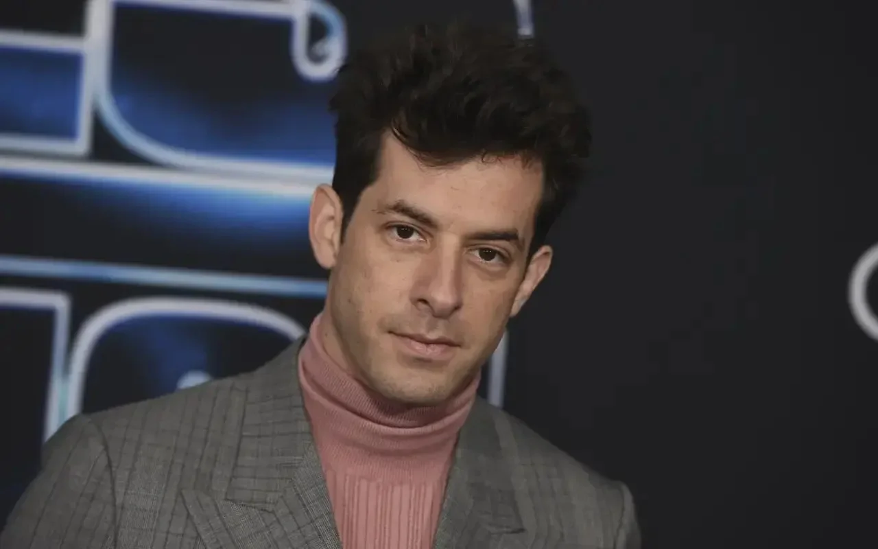 馬克·羅森（Mark Ronson）在最近的表演中受傷後住院