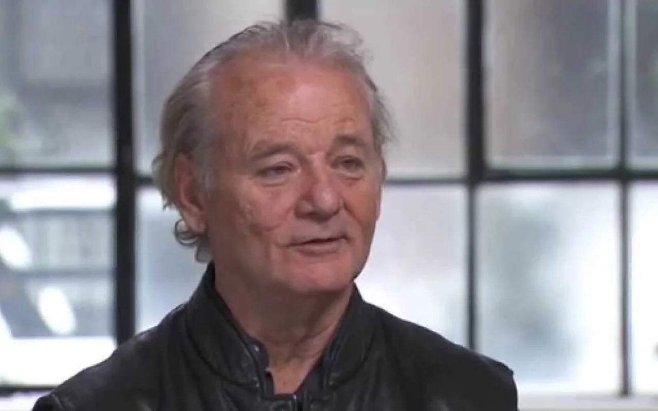 比爾·默里（Bill Murray）幾乎跌倒後向Pushy Fan搶購