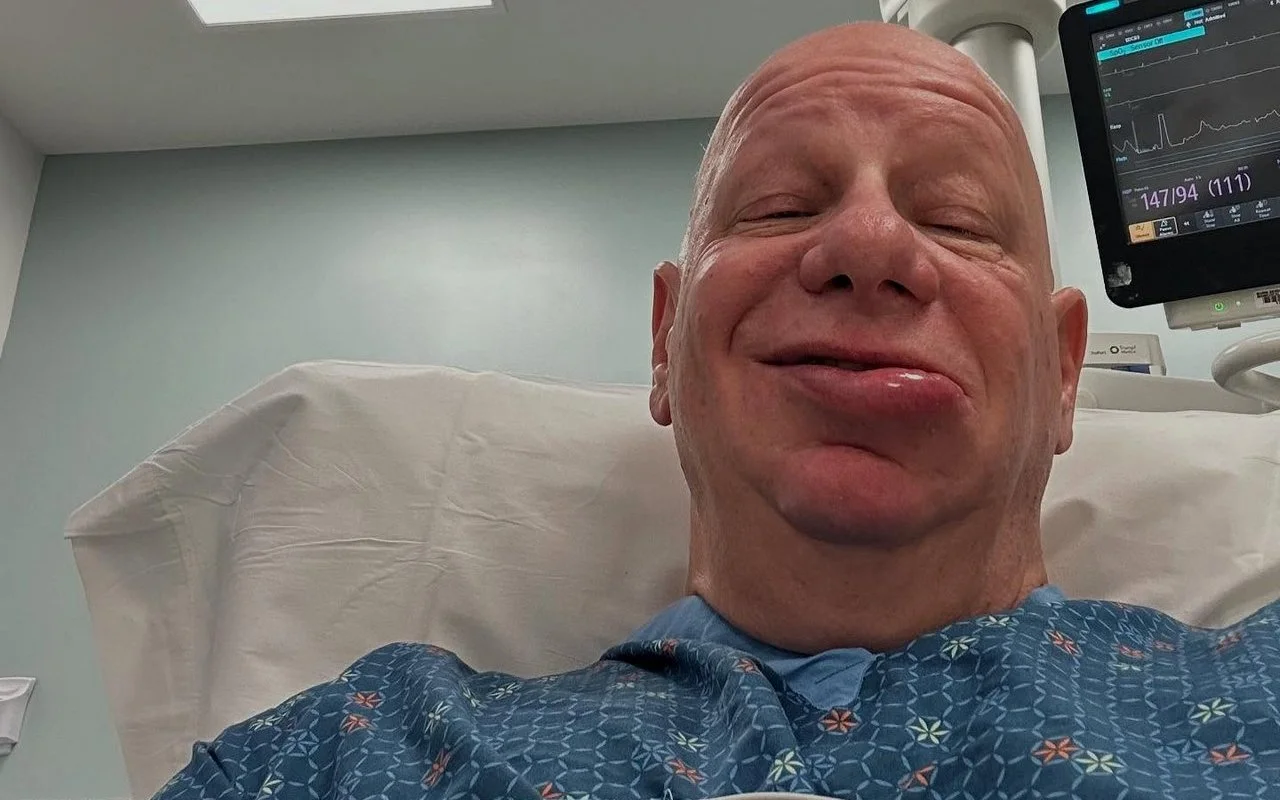 喜劇演員傑夫·羅斯（Jeff Ross）在嚴重的過敏反應後住院