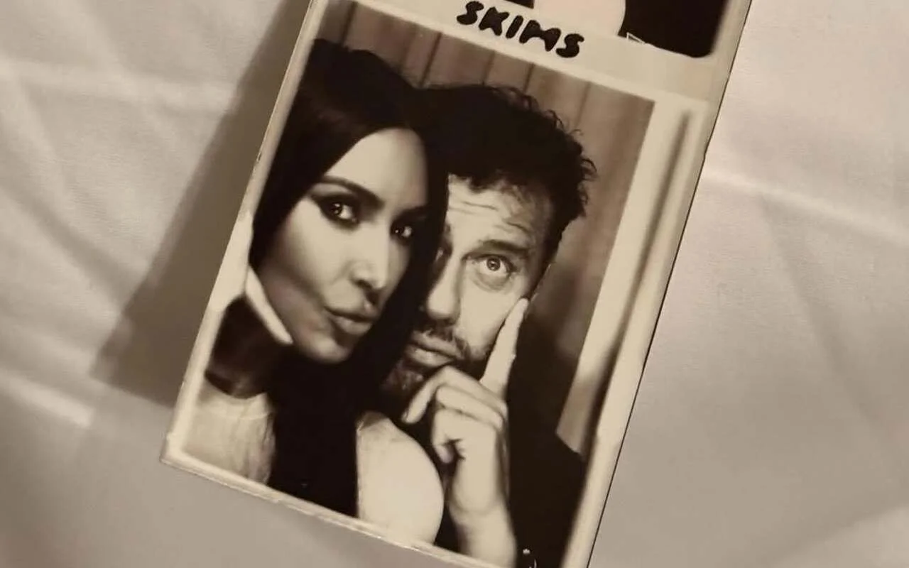 金·卡戴珊（Kim Kardashian）在與笨拙的男人分享舒適的照片後