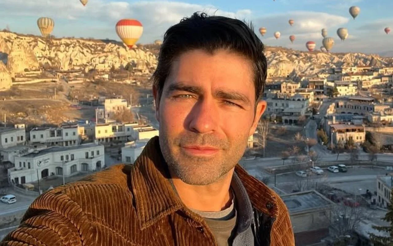 “隨行人員”明星阿德里安·格里尼爾（Adrian Grenier）歡迎2號嬰兒