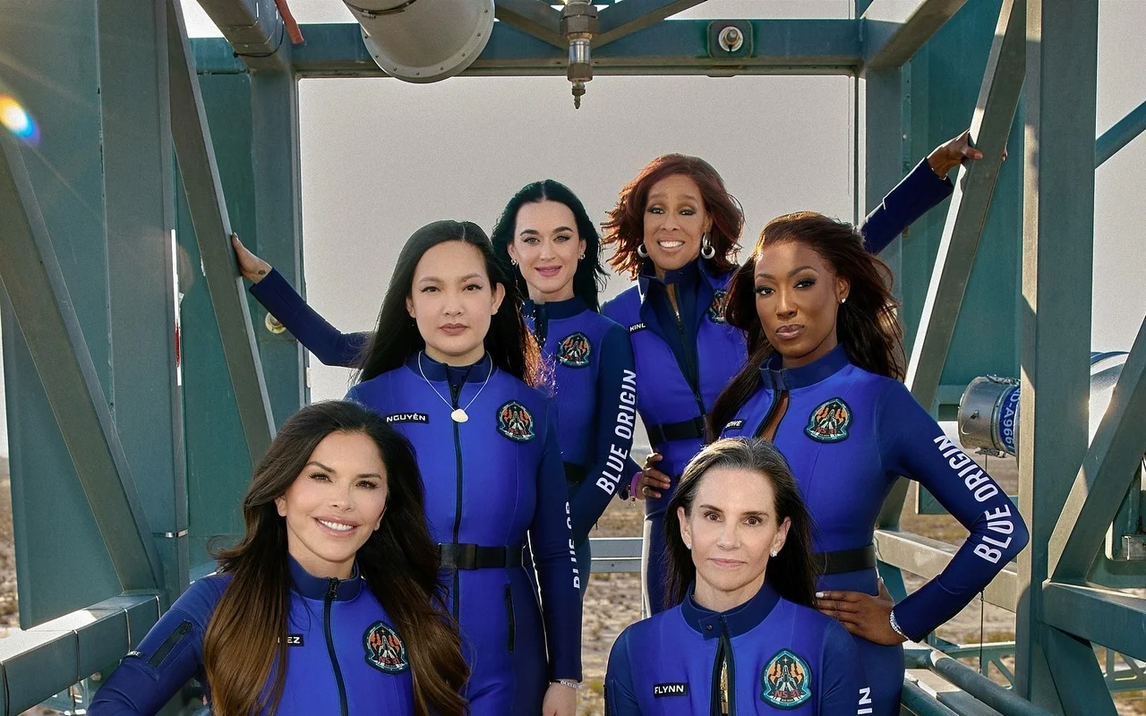凱蒂·佩里（Katy Perry），蓋爾·金（Gayle King），勞倫·桑切斯（Lauren Sanchez）和更多岩石太空套裝在全女性飛行之前