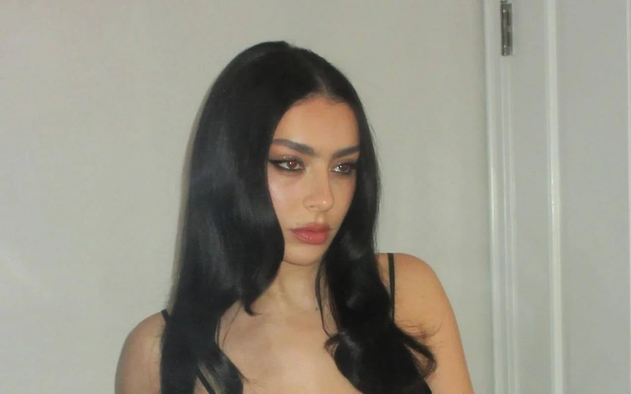 Charli XCX與她的“應該是Coachella Afterparty的頭條新聞”的爭議
