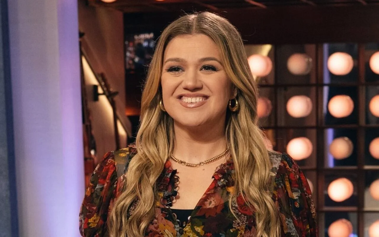 凱利·克拉克森（Kelly Clarkson）回憶起舞台上的衣櫃故障期間的突擊隊
