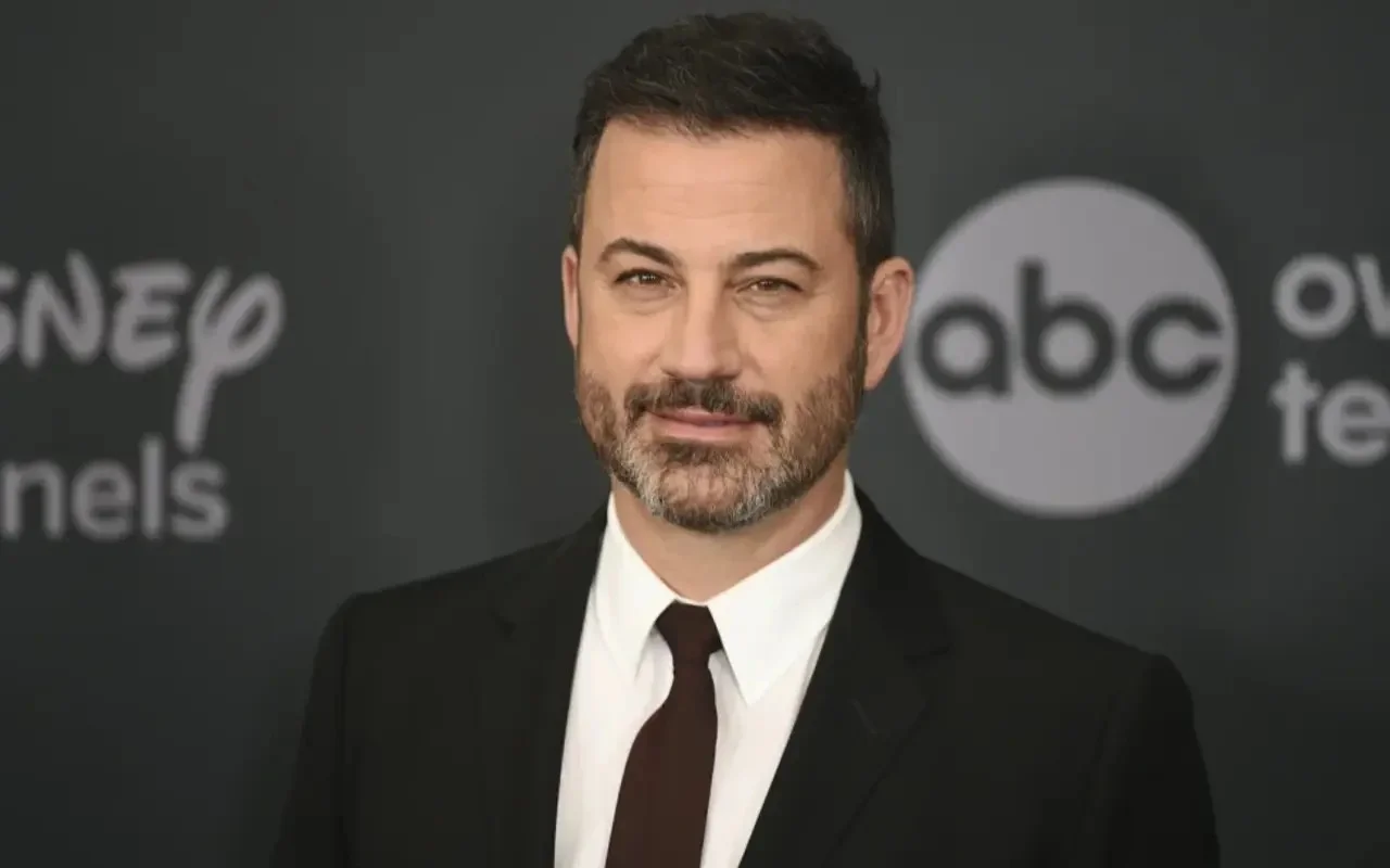 吉米·金梅爾（Jimmy Kimmel）在過去有爭議的笑話中回應被稱為偽君子