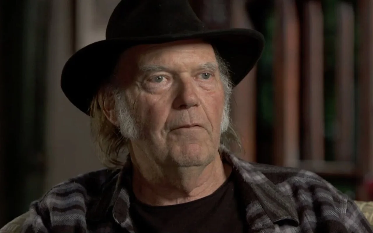 尼爾·楊（Neil Young）的妻子說，特朗普的政府使用“書中的每個技巧”，禁止他成為美國公民