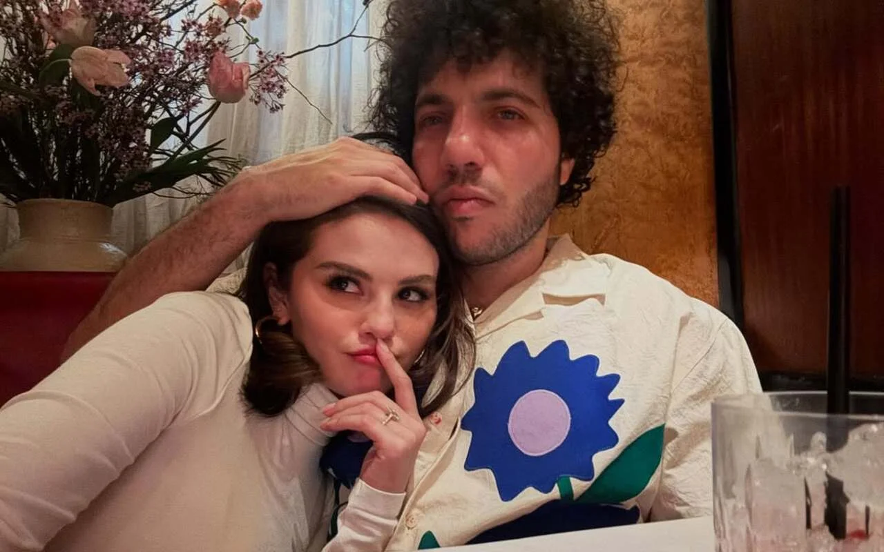 賽琳娜·戈麥斯（Selena Gomez）和本尼·布蘭科（Benny Blanco）在逾越節派對上舉行卡拉OK之夜