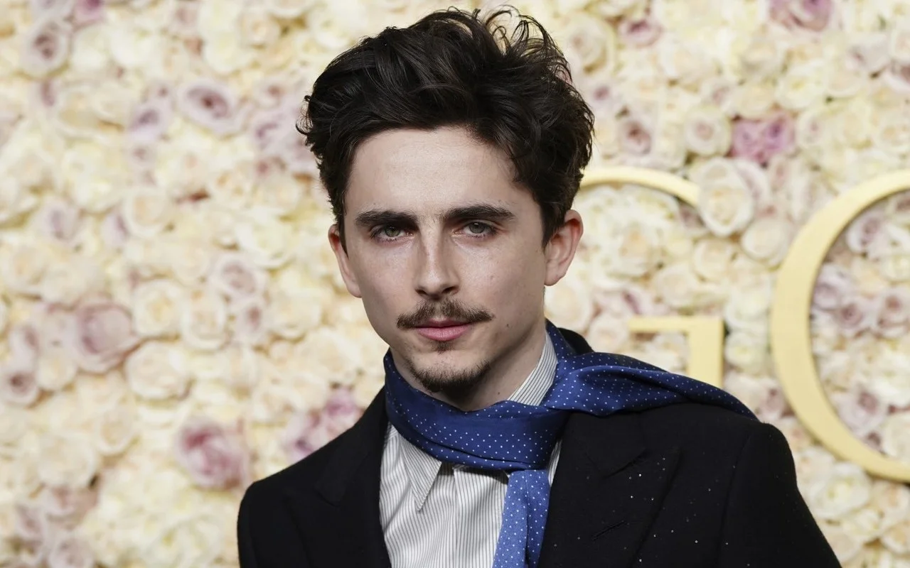 Timothee Chalamet驚訝地回到高中