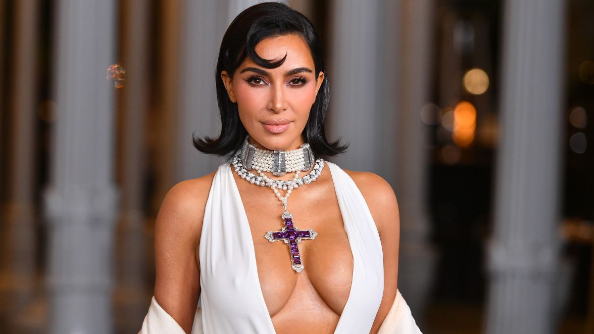 金·卡戴珊（Kim Kardashian）的掙扎在熱鬧的衝浪視頻中是真實的