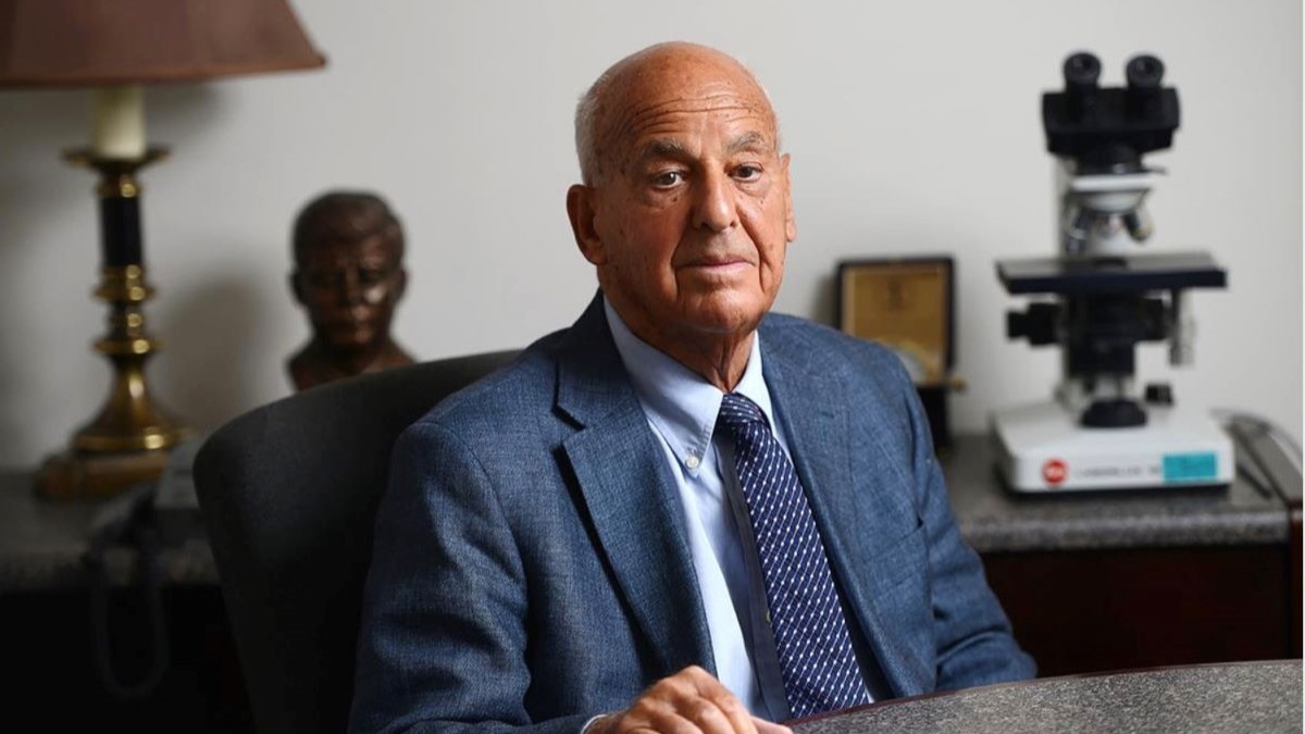 美國最著名的病理學家西里爾·威希特（Cyril Wecht）通過他的作品獲得了極大的尊重和淨資產